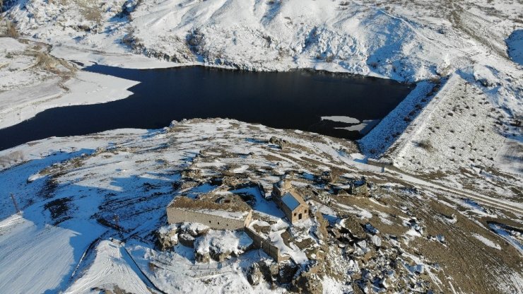 Dik kayalar üzerine inşa edilen Yüksek Kilise görüntüsüyle büyülüyor