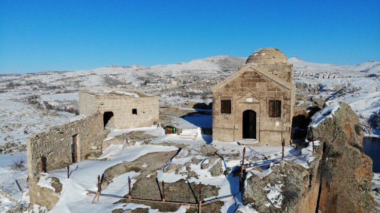 Dik kayalar üzerine inşa edilen Yüksek Kilise görüntüsüyle büyülüyor