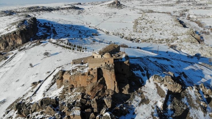 Dik kayalar üzerine inşa edilen Yüksek Kilise görüntüsüyle büyülüyor