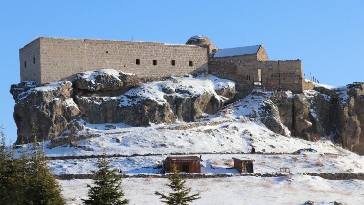 Dik kayalar üzerine inşa edilen Yüksek Kilise görüntüsüyle büyülüyor