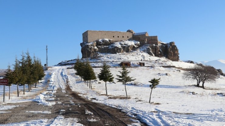 Dik kayalar üzerine inşa edilen Yüksek Kilise görüntüsüyle büyülüyor