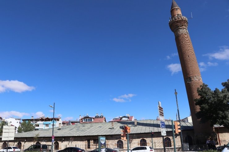 117 santimetrelik eğimiyle Pisa Kulesiyle yarışıyordu 13 metrelik temeli olduğu ortaya çıktı