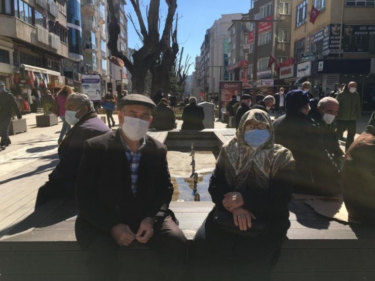 Sokağa çıkan 65 yaş üzeri yaşlıların keyfi yerinde