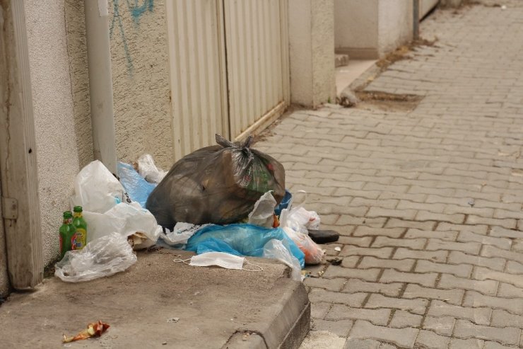 Eskişehir’de bazı vatandaşlar çöp konteynırına alışamadı