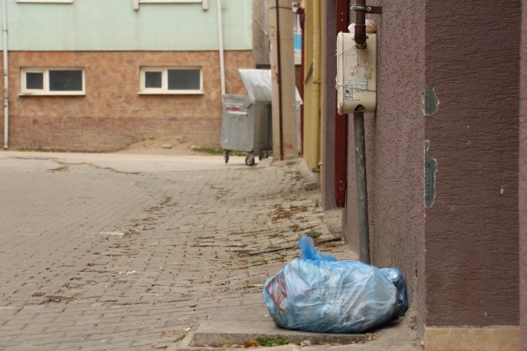 Eskişehir’de bazı vatandaşlar çöp konteynırına alışamadı