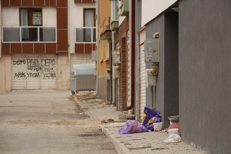 Eskişehir’de bazı vatandaşlar çöp konteynırına alışamadı