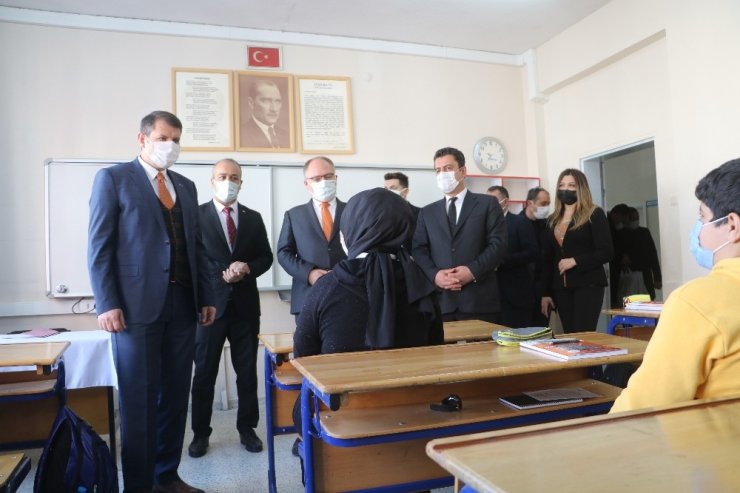 Yüz yüze eğitime başlayan öğrenciler, okullarına kavuşmanın mutluluğunu yaşıyorlar
