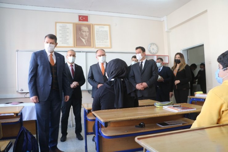 Sivas’ta toplam pozitif vaka sayısı 300’ün, günlük vaka sayısı 20’nin altına düştü