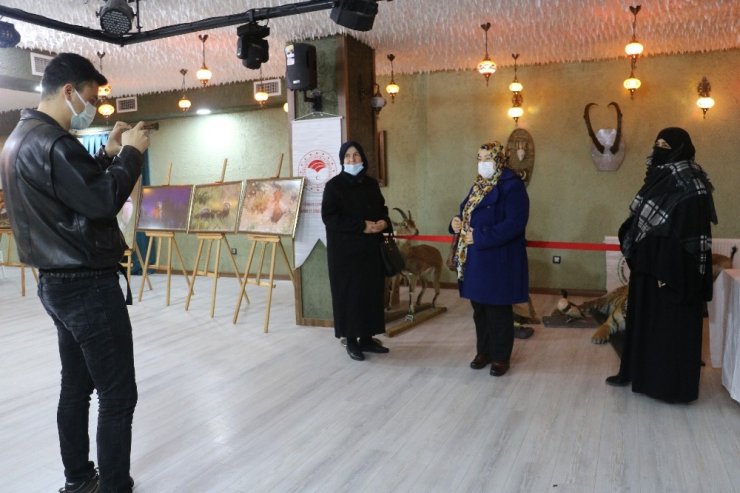 Evcilleştirdiği kurdu salonda sergiledi