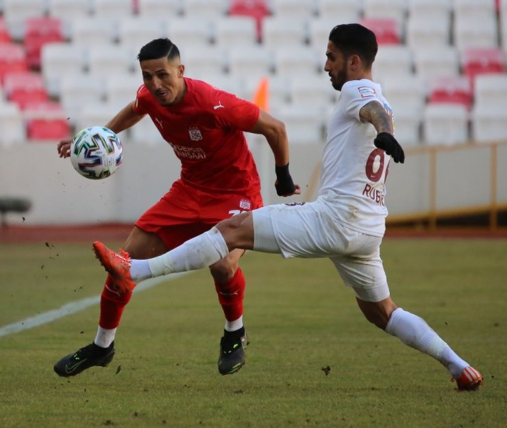 Süper Lig: DG Sivasspor: 0 - A.Hatayspor: 0 (İlk yarı)