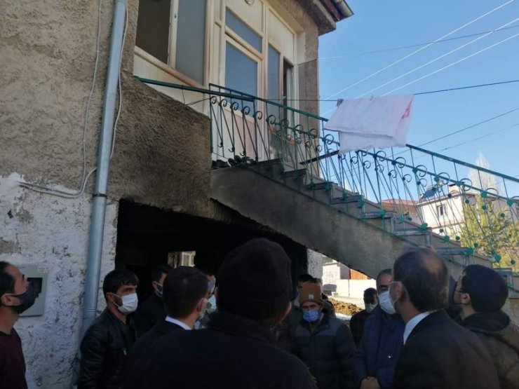Tomarza Kaymakamı Cebeci ve Başkan Şahin 12 hayvanı telef olan vatandaşa geçmiş olsun ziyaretinde bulundu