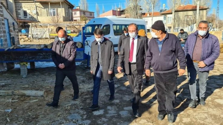 Tomarza Kaymakamı Cebeci ve Başkan Şahin 12 hayvanı telef olan vatandaşa geçmiş olsun ziyaretinde bulundu