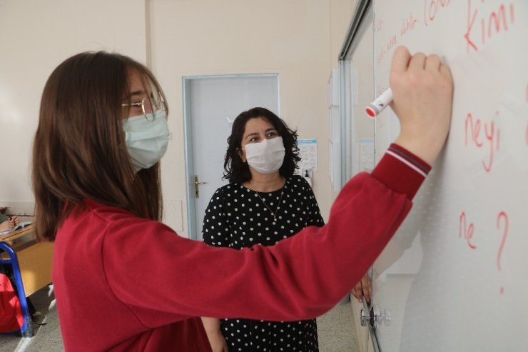 Yüz yüze eğitime başlayan öğrenciler, okullarına kavuşmanın mutluluğunu yaşıyorlar