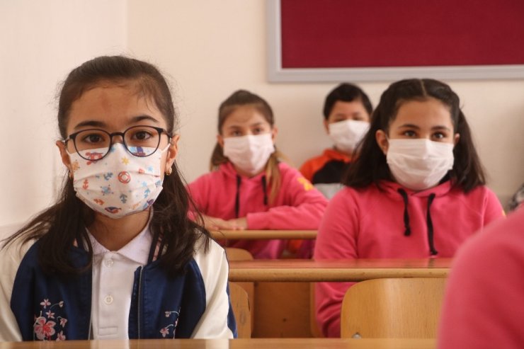 Yüz yüze eğitime başlayan öğrenciler, okullarına kavuşmanın mutluluğunu yaşıyorlar