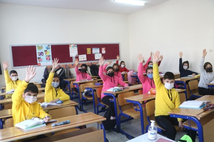 Yüz yüze eğitime başlayan öğrenciler, okullarına kavuşmanın mutluluğunu yaşıyorlar