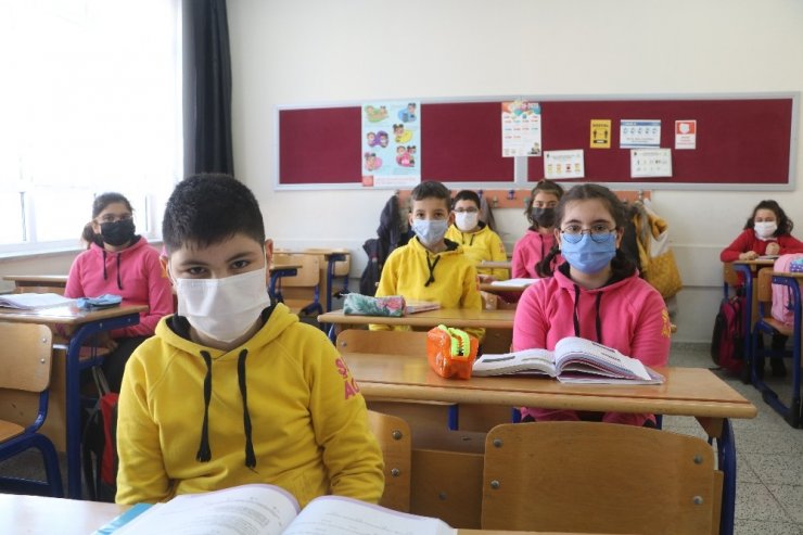 Yüz yüze eğitime başlayan öğrenciler, okullarına kavuşmanın mutluluğunu yaşıyorlar