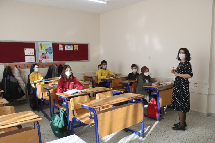 Yüz yüze eğitime başlayan öğrenciler, okullarına kavuşmanın mutluluğunu yaşıyorlar