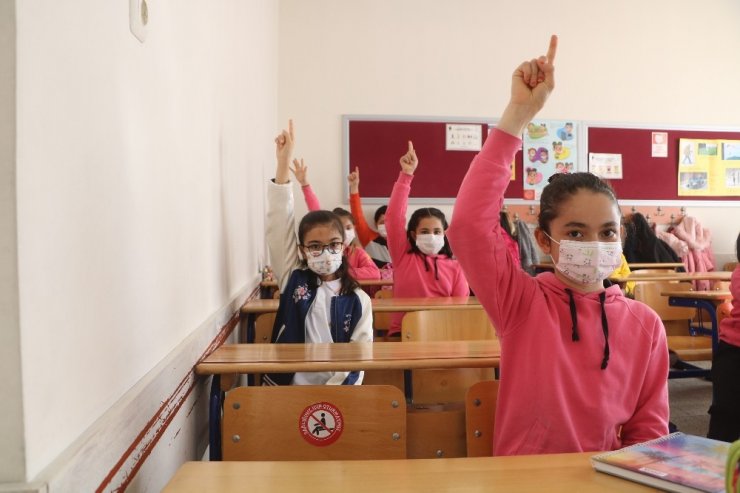Yüz yüze eğitime başlayan öğrenciler, okullarına kavuşmanın mutluluğunu yaşıyorlar