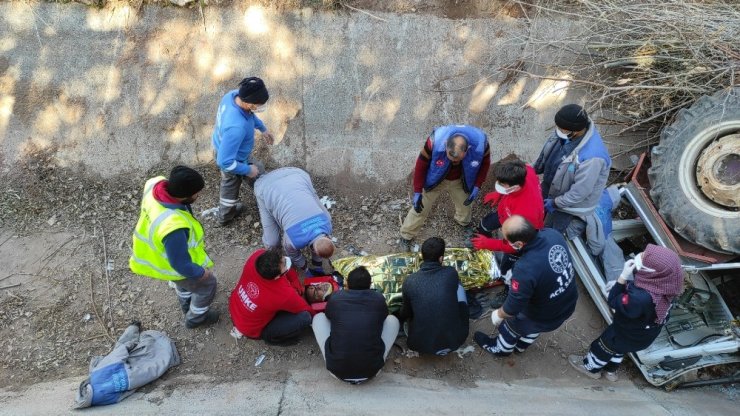 Temizlik görevlisi mezarlıkta traktörle sulama kanalına düştü