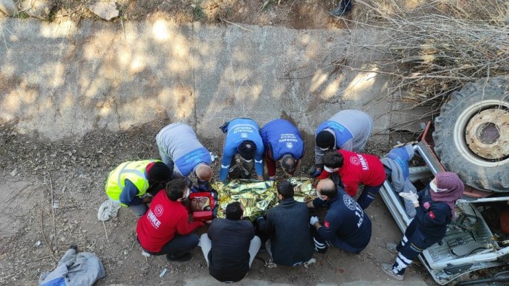 Temizlik görevlisi mezarlıkta traktörle sulama kanalına düştü