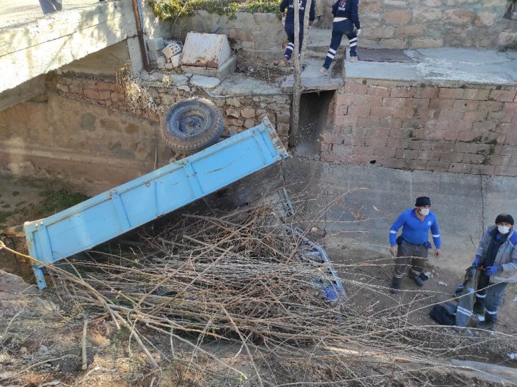 Temizlik görevlisi mezarlıkta traktörle sulama kanalına düştü