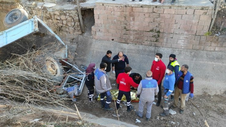 Temizlik görevlisi mezarlıkta traktörle sulama kanalına düştü