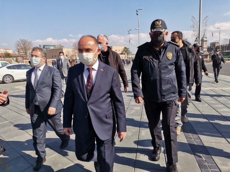 Vali Günaydın: "Bazı özel okullarda yüz yüze eğitim verilemeyecek sınıfların açıldığını tespit ettik"