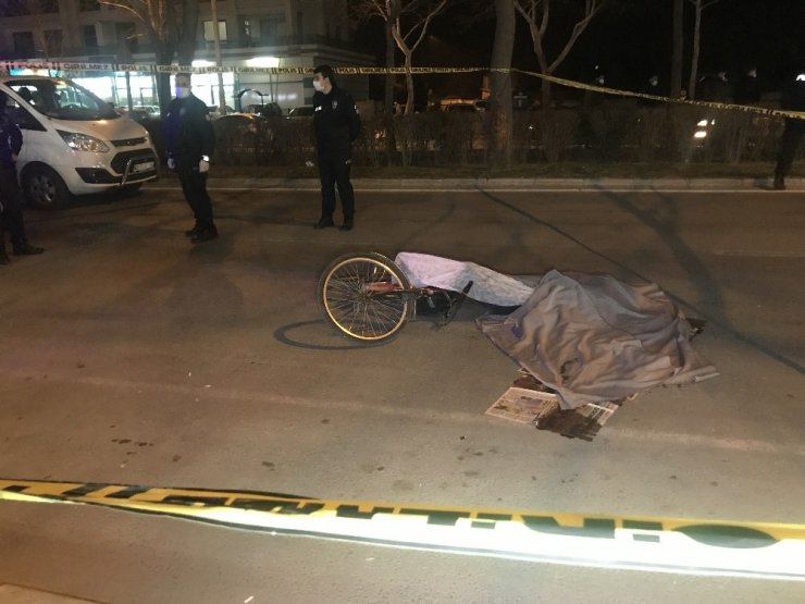 Otomobile çarpıp düşen bisikletli kamyonun altında kaldı: 1 ölü