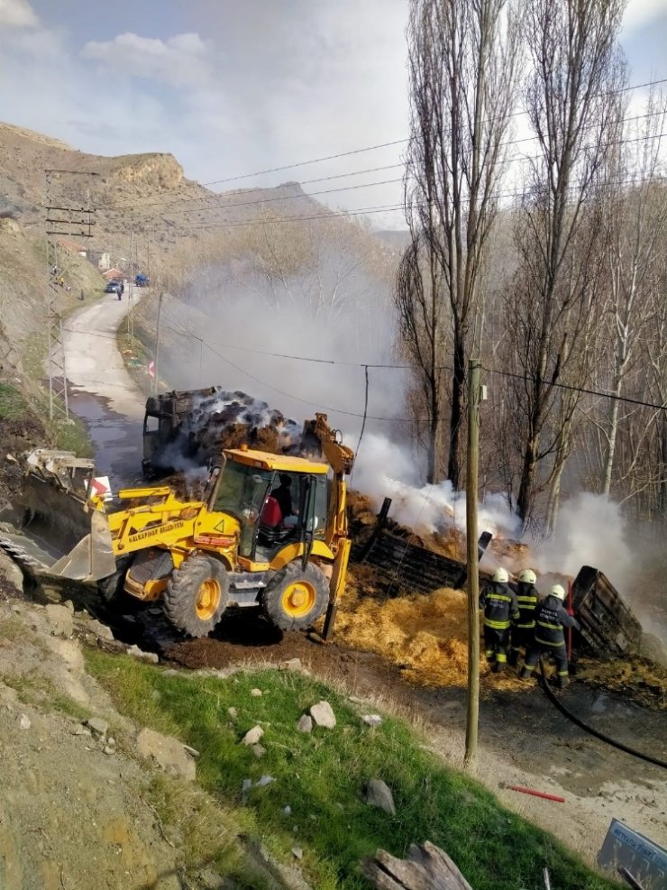 Saman balyası yüklü tır alev alev yandı