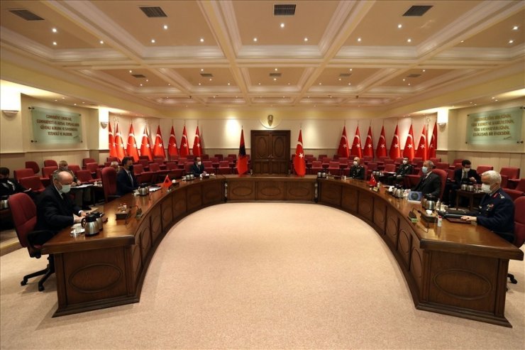Bakan Akar, Arnavutluk Savunma Bakanı Peleshi ile bir araya geldi