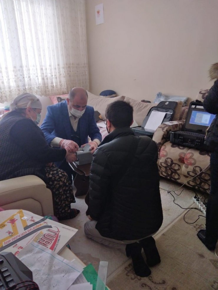 Tepebaşı İlçe Nüfus Müdürlüğü, 65 yaş üstü vatandaşların evine giderek hizmet verdi