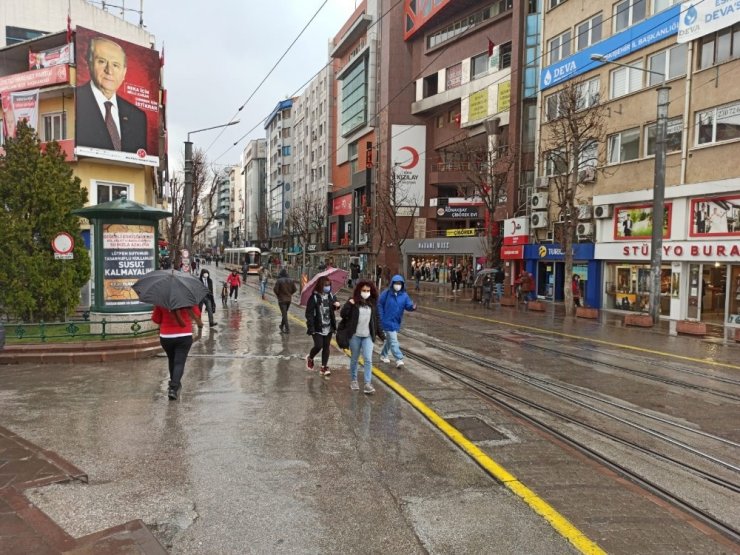 Meteorolojinin uyarılarını dikkate almayan vatandaşlar soluğu saçak altılarında aldı