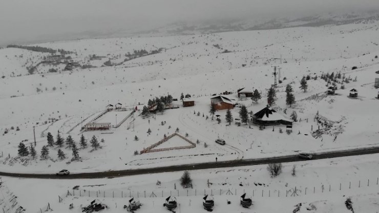 Baharı beklerken kış geri geldi: Dinek Dağı beyaz örtüyle kaplandı