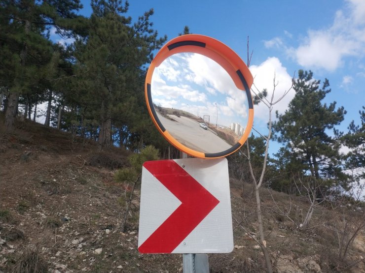 Vandalların kırdığı tepegöz güvenlik aynası yenilendi