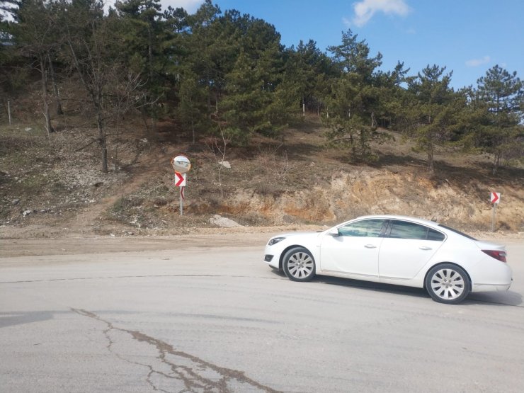 Vandalların kırdığı tepegöz güvenlik aynası yenilendi