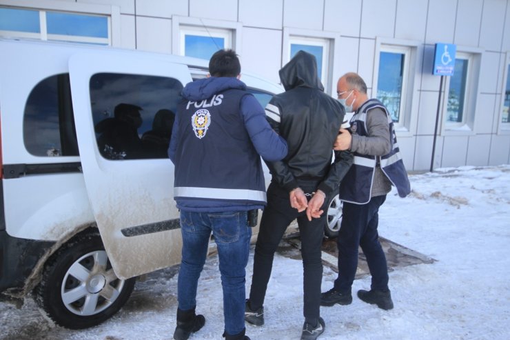 Konya’da valizli kablo hırsızı tutuklandı