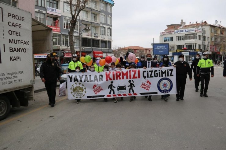 Aksaray’da Vali Aydoğdu öğrencilerle birlikte “Kırmızı Çizgi” çekti