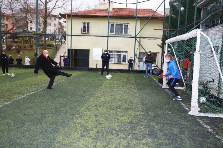 Başkan Altınok’tan minik futbolculara penaltı dersi