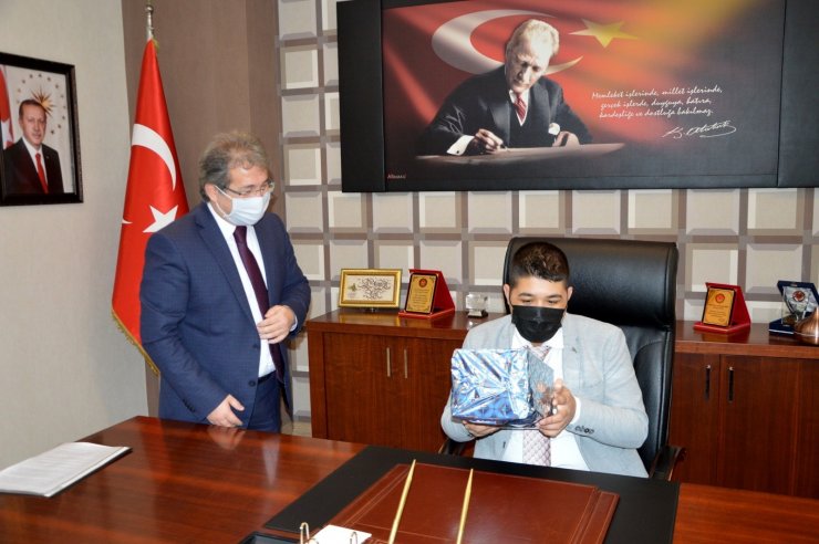 İl Sağlık Müdürünün koltuğuna oturan otizmli Eren Aksoy, TMM’ye dikkat çekti