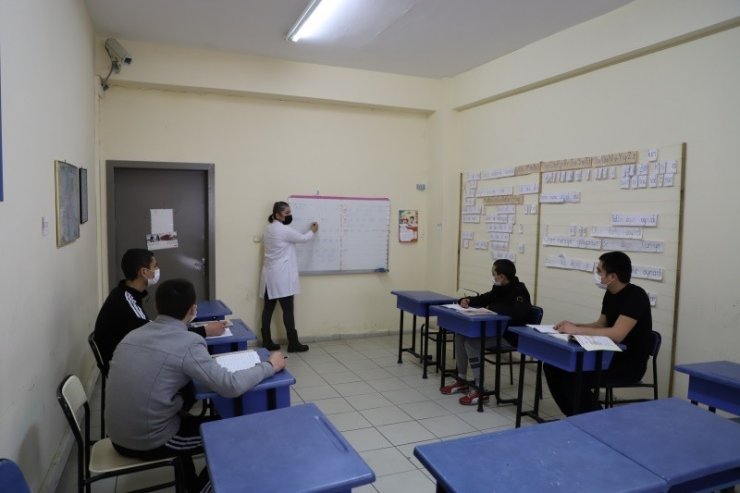 Ceza infaz kurumlarında son 3 yılda 10 bin 818 kişi okuma yazma öğrendi