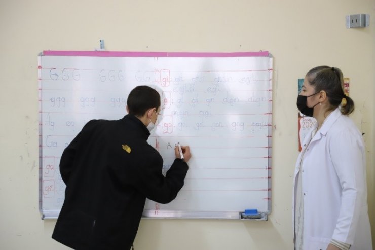 Ceza infaz kurumlarında son 3 yılda 10 bin 818 kişi okuma yazma öğrendi