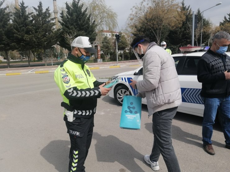 Aksaray’da emniyet ve sağlık personeline siperlik dağıtıldı