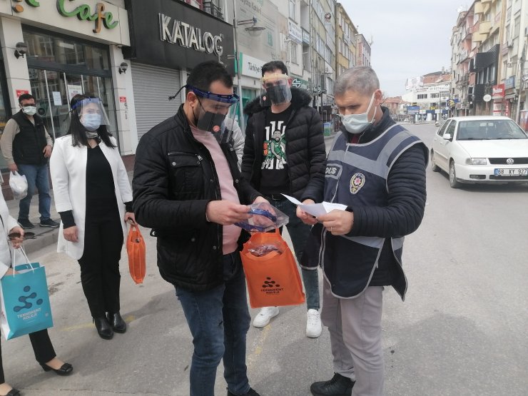 Aksaray’da emniyet ve sağlık personeline siperlik dağıtıldı