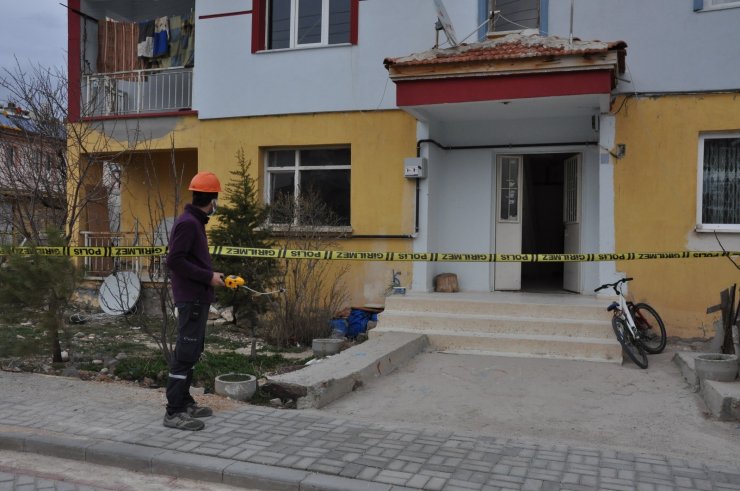 Taşınacakları evden keskin koku gelince pencereden atlayarak yardım istedi
