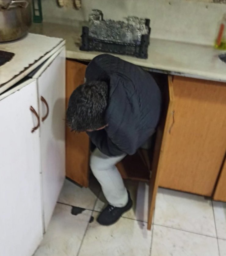 Eğlence mekanı baskınında 2 kişi tezgah dolabından ve koltuk kasasından çıktı