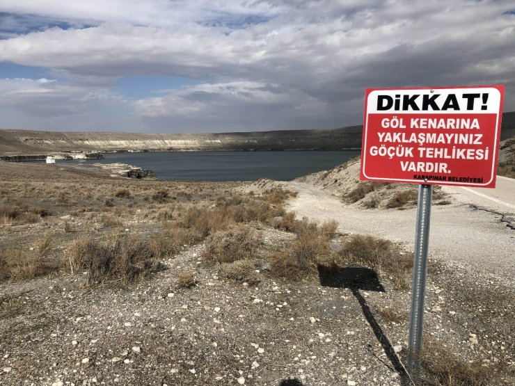 Acıgöl’de su seviyesi düşüyor çatlaklar oluşuyor