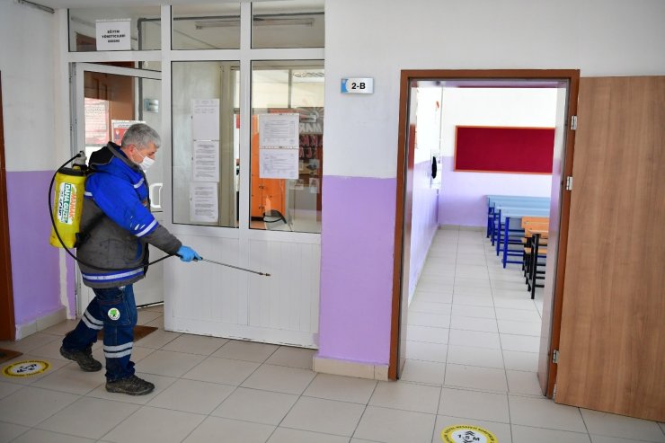 Mamak’ta okullar dezenfekte ediliyor