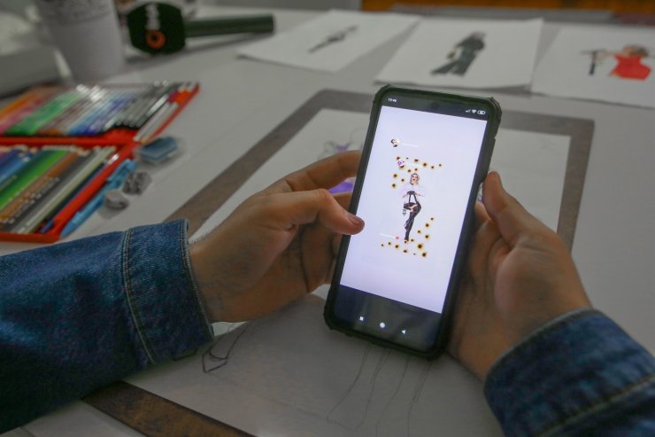 Sivaslı gencin moda çizimleri ünlülerin ilgi odağı oldu