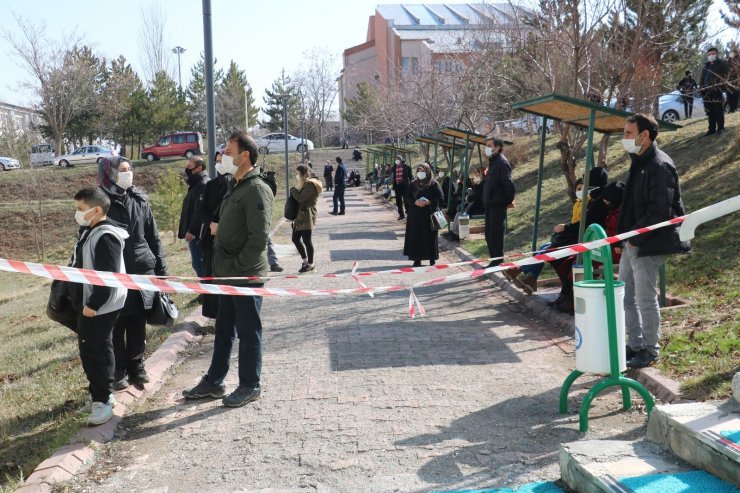Sivas’ta MSÜ sınavı heyecanı yaşandı, kimliğini düşüren adayın imdadına polis yetişti