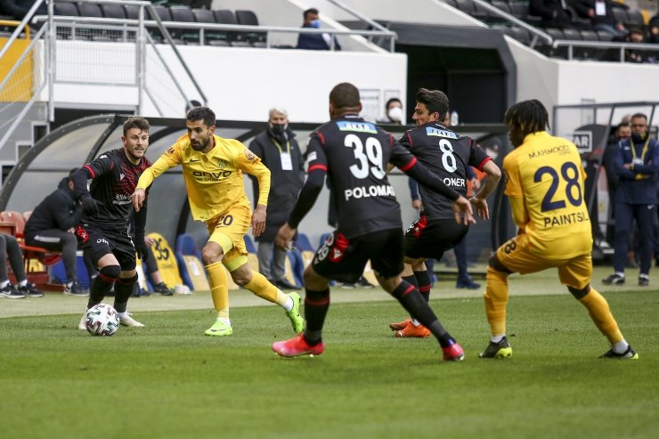 Süper Lig: MKE Ankaragücü: 0 - Gençlerbirliği: 0 (İlk yarı)